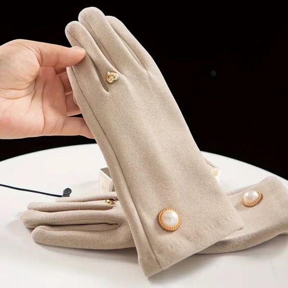 Woman’s gloves - Picture 3 of 3
